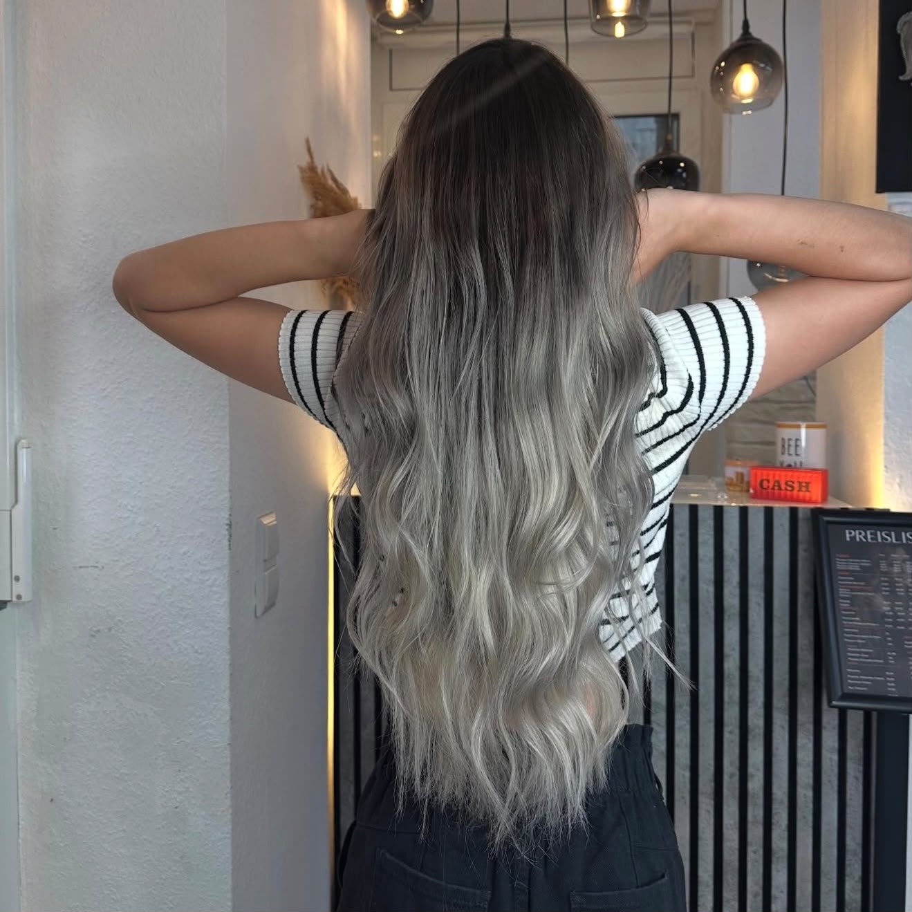 Aschblondes Haar in der Rückansicht